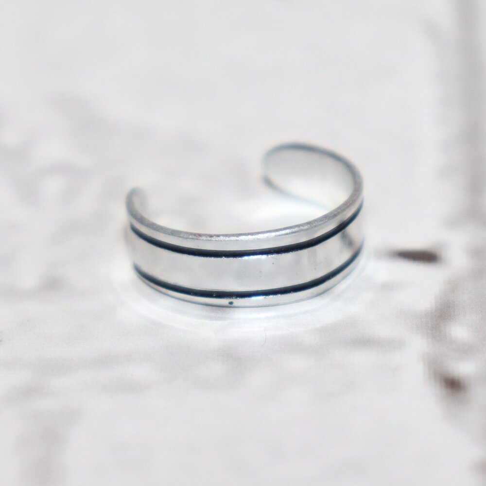 🖤 Silver & Black Toe Ring – Adjustable Sleek Contrast · Stretch Fit · Subtle
